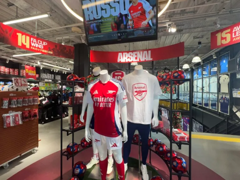 味の素スタジアム2階のアーセナル公式ショップの売り場